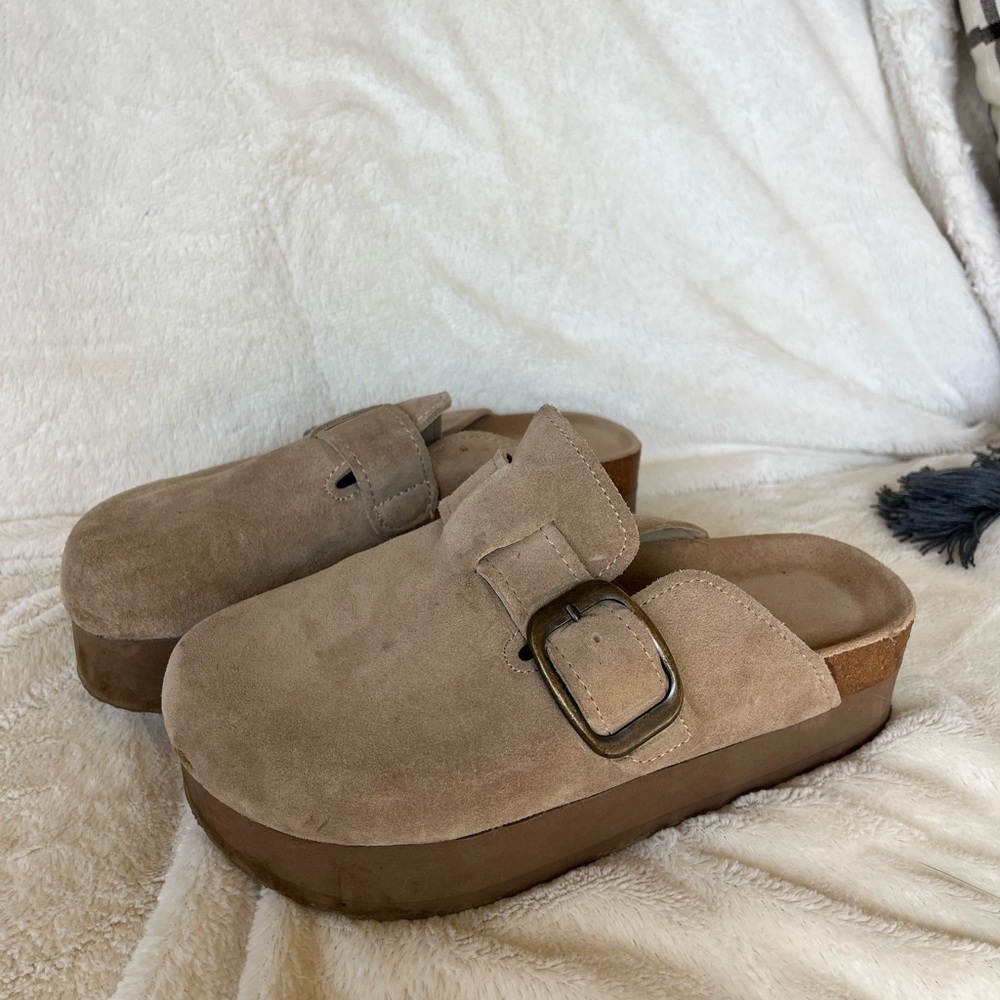 Cushionaire Taupe Suede Buckle Clogs – Women’s Size 9